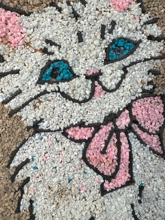 Vintage 1960s pebble art, white cat with pink bow, framed, minor flaws - Picture 4 of 5